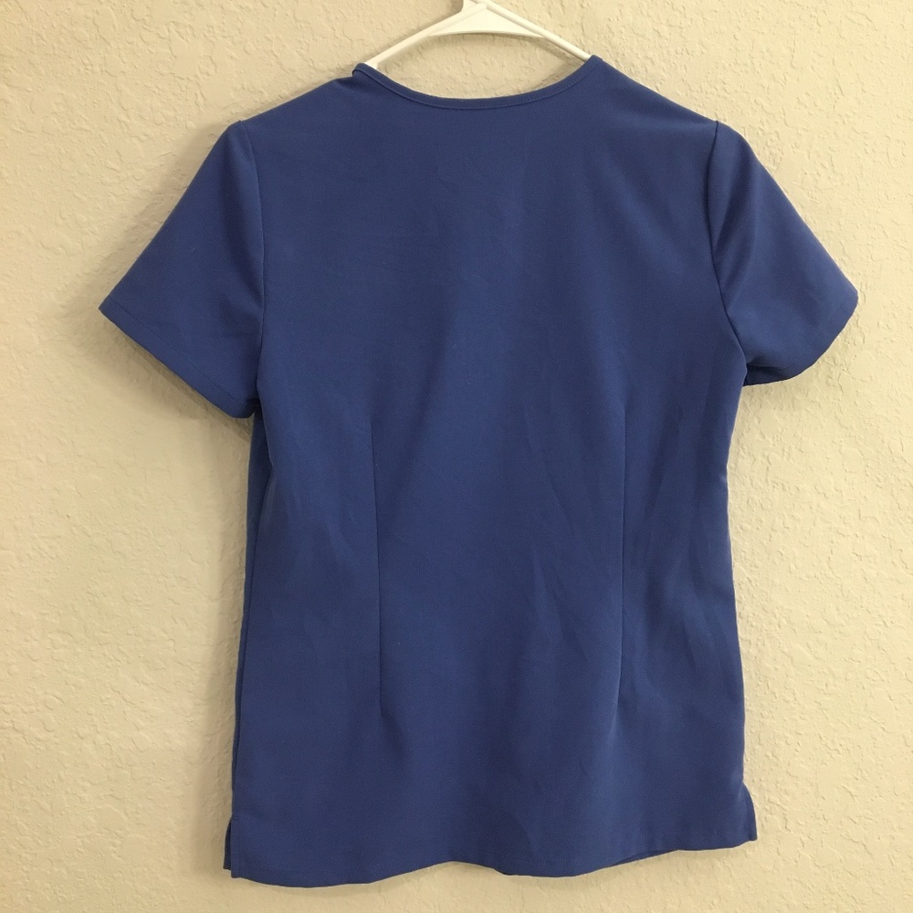 FIGS Casma Three-Pocket Scrub Top Denim - Picture 2 of 3
